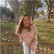 Profesora de Ingles imparte clases a niños